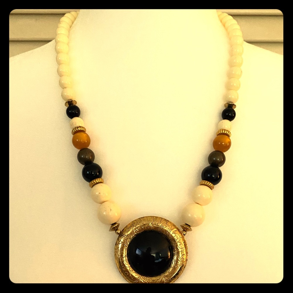 5/20 VTG 1970s beaded necklace with large pendant